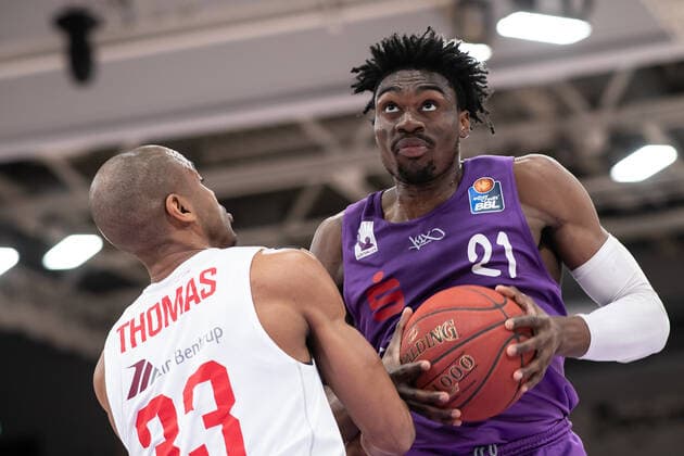 BG Göttingen Jobstairs Giessen 46ers 07 04 2021, Basketball Bundesliga easyCredit BBL, 2020 2021 season, main round, BG Göttingen Jobstairs Giessen 46ers Göttingens Tai Odiase r plays against Giessens Brandon Thomas Göttingen Lower Saxony Germany.