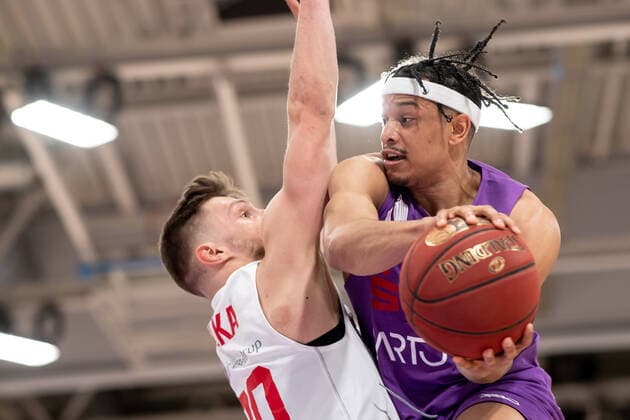 BG Göttingen Jobstairs Giessen 46ers 07 04 2021, Basketball Bundesliga easyCredit BBL, 2020 2021 season, main round, BG Göttingen Jobstairs Giessen 46ers Göttingens Nelson Weidemann r plays against Giessens Ferdinand Zylka Göttingen Lower Saxony Germany.
