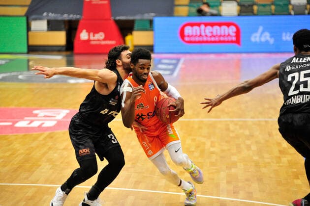 Basketball Bundesliga 29 Spieltag RASTA Vechta Hamburg Towers on 07 04 2020 at the RASTA Dome in Vechta Josh Young Vechta in a duel with Max Dileo Hamburg BK