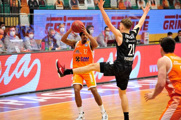 Basketball Bundesliga 29 Spieltag RASTA Vechta Hamburg Towers on 07 04 2020 at the RASTA Dome in Vechta Edgar Sosa Vechta in a duel with Justus Hollatz Hamburg BK