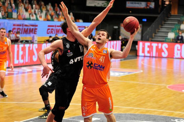 Basketball Bundesliga 29 Spieltag RASTA Vechta Hamburg Towers on 07 04 2020 at the RASTA Dome in Vechta Will Vorhees Vechta in a duel with Maik Kotsar Hamburg BK