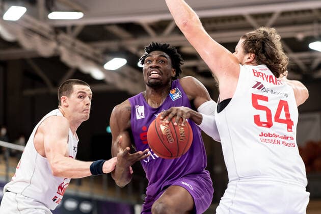 BG Göttingen Jobstairs Giessen 46ers 07 04 2021, Basketball Bundesliga easyCredit BBL, 2020 2021 season, main round, BG Göttingen Jobstairs Giessen 46ers Göttingens Tai Odiase M plays against Giessens John Bryant r and Giessens Scottie James Jr Göttingen Lower Saxony Germany.