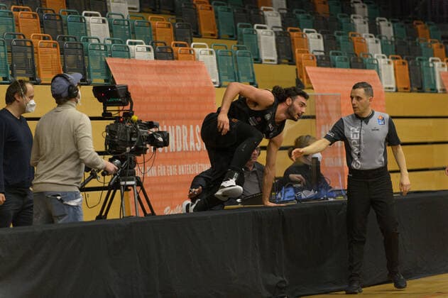 Maximilian DILEO 3 Hamburg Towers jumps out from behind the TV table after falling over it during a one-on-one Rasta Vechta vs Hamburg Towers, Basketball, easyCredit BBL Bundesliga, 07 04 2021, 29 Matchday, Season 2020 2021 Copyright xErikxHillmer EIBNERx EP ehr Rasta Vechta vs Hamburg Towers, Basketball, easyCredit BBL Bundesliga, 07 04 2021, 29 Matchday, Season 2020 2021 Vechta Copyright: xErikxHillmer EIBNERx EP_ehr