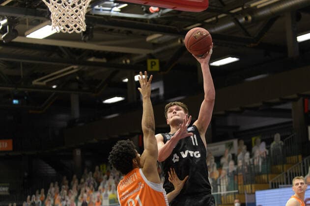 Jordan BARNETT 21 Rasta Vechta , Maik KOTSAR 11 Hamburg Towers Rasta Vechta vs Hamburg Towers, Basketball, easyCredit BBL Bundesliga, 07 04 2021, 29 Matchday, Season 2020 2021 Copyright xErikxHillmer EIBNERx EP ehr Rasta Vechta vs Hamburg Towers, Basketball, easyCredit BBL Bundesliga, 07 04 2021, 29 Matchday, Season 2020 2021 Vechta Copyright: xErikxHillmer EIBNERx EP_ehr