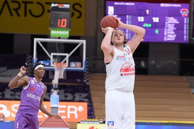 John Bryant Giessen 46ers throwing Dieshuan Booker BG Goettingen L , Basketball, Bundesliga, BBL, BG Goettingen Jobstairs Giessen 46ers, 07 04 2021, BG Goettingen Giessen 46ers, Basketball, Bundesliga, GER, BBL, 07 04 2021 Goettingen Copyright: xEibner-Pressefotox-xRolandxSippelx