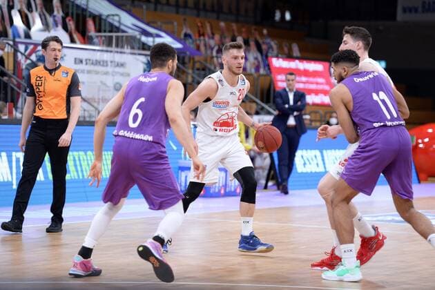 Ferdinand Zylka Giessen 46ers on the ball , Luke Nelson BG Goettingen L and Marvin Omuvwie BG Goettingen R , Basketball, Bundesliga, BBL, BG Goettingen Jobstairs Giessen 46ers, 07 04 2021, BG Goettingen Giessen 46ers, Basketball, Bundesliga, GER, BBL, 07 04 2021 Goettingen Copyright: xEibner-Pressefotox-xRolandxSippelx