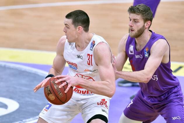 Scottie James Jr Giessen 46ers on the ball and Mathis Moenninghoff BG Goettingen , Basketball, Bundesliga, BBL, BG Goettingen Jobstairs Giessen 46ers, 07 04 2021, BG Goettingen Giessen 46ers, Basketball, Bundesliga, GER, BBL, 07 04 2021 Goettingen Copyright: xEibner-Pressefotox-xRolandxSippelx