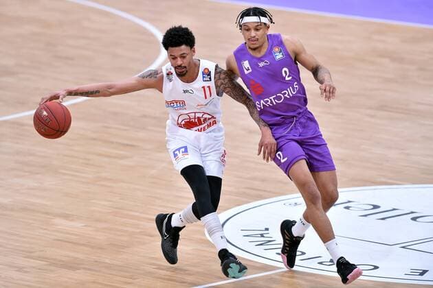 Diante Maurice Garrett Giessen 46ers and Nelson Weidemann BG Goettingen , Basketball, Bundesliga, BBL, BG Goettingen Jobstairs Giessen 46ers, 07 04 2021, BG Goettingen Giessen 46ers, Basketball, Bundesliga, GER, BBL, 07 04 2021 Goettingen Copyright: xEibner-Pressefotox-xRolandxSippelx
