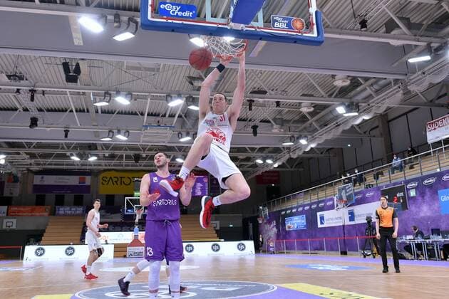 Scottie James Jr Giessen 46ers on the ball , Rihards Lomazs BG Goettingen L , Basketball, Bundesliga, BBL, BG Goettingen Jobstairs Giessen 46ers, 07 04 2021, BG Goettingen Giessen 46ers, Basketball, Bundesliga, GER, BBL, 07 04 2021 Goettingen Copyright: xEibner-Pressefotox-xRolandxSippelx
