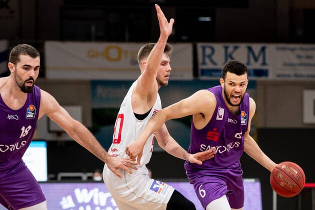 BG Göttingen Jobstairs Giessen 46ers 07 04 2021, Basketball Bundesliga easyCredit BBL, season 2020 2021, main round, BG Göttingen Jobstairs Giessen 46ers Göttingens Luke Nelson r plays against Giessens Ferdinand Zylka Left is Göttingens Harper Kamp Göttingen Niedersachsen Germany