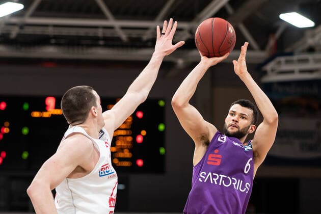 BG Göttingen Jobstairs Giessen 46ers 07 04 2021, Basketball Bundesliga easyCredit BBL, 2020 2021 season, main round, BG Göttingen Jobstairs Giessen 46ers Göttingens Luke Nelson r plays against Giessens Scottie James Jr Göttingen Lower Saxony Germany.
