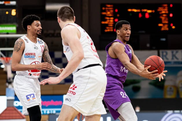 BG Göttingen Jobstairs Giessen 46ers 07 04 2021, Basketball Bundesliga easyCredit BBL, season 2020 2021, main round, BG Göttingen Jobstairs Giessen 46ers Göttingens Aubrey Dawkins holds the ball Göttingen Lower Saxony Germany