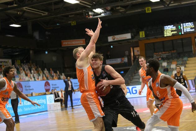Robin CHRISTEN 33 Rasta Vechta , Maik KOTSAR 11 Hamburg Towers Rasta Vechta vs Hamburg Towers, Basketball, easyCredit BBL Bundesliga, 07 04 2021, 29 Matchday, Season 2020 2021 Copyright xErikxHillmer EIBNERx EP ehr Rasta Vechta vs Hamburg Towers, Basketball, easyCredit BBL Bundesliga, 07 04 2021, 29 Matchday, Season 2020 2021 Vechta Copyright: xErikxHillmer EIBNERx EP_ehr