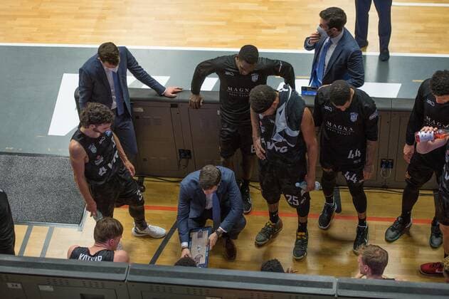 GER, Basketball, RASTA Vechta vs Hamburg Towers 07 04 2021, RASTA Dome, Vechta, GER, easy Credit BBL, RASTA Vechta vs Hamburg Towers, in picture The bench from above during timeout Pedro CALLES Hamburg Towers Headcoach Trainer Maik KOTSAR Hamburg Towers 11 Max DILEO Hamburg Towers 3 Miguel Angel ZAPATA Hamburg Towers Assistantcoach Benka BARLOSCHKY Hamburg Towers Assistantcoach Terry ALLEN Hamburg Towers 25 Bryce TAYLOR Hamburg Towers 44 nordphotoxRojahn nph00310