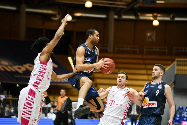 Elias Lasisi HAKRO Merlins Crailsheim in a duel with Strahinja Micovic Telekom Baskets Bonn , GER, HAKRO Merlins Crailsheim vs Telekom Baskets Bonn, 07 04 2021, 29 Spieltag easycredit Basketball Bundesliga, Spielzeit 2020 2021 GER, HAKRO Merlins Crailsheim vs Telekom Baskets Bonn, 07 04 2021, 29 Spieltag easycredit Basketball Bundesliga, Spielzeit 2020 202 Crailsheim Copyright: xEibnerxPressefoto MichaelxMemmlerx EP_MMR