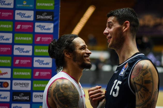 Chris Babb Telekom Baskets Bonn congratulates Bogdan Radosavljevic HAKRO Merlins Crailsheim to enter the Play Offs, GER, HAKRO Merlins Crailsheim vs Telekom Baskets Bonn, 07 04 2021, 29 Spieltag easycredit Basketball Bundesliga, Spielzeit 2020 2021 GER, HAKRO Merlins Crailsheim vs Telekom Baskets Bonn, 07 04 2021, 29 Spieltag easycredit Basketball Bundesliga, Spielzeit 2020 202 Crailsheim Copyright: xEibnerxPressefoto MichaelxMemmlerx EP_MMR