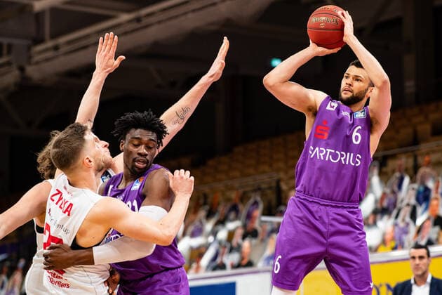 BG Göttingen Jobstairs Giessen 46ers 07 04 2021, Basketball Bundesliga easyCredit BBL, season 2020 2021, main round, BG Göttingen Jobstairs Giessen 46ers Göttingens Rihards Lomazs throws at the basket Göttingen Lower Saxony Germany