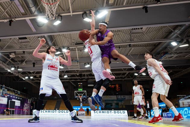BG Göttingen Jobstairs Giessen 46ers 07 04 2021, Basketball Bundesliga easyCredit BBL, 2020 2021 season, main round, BG Göttingen Jobstairs Giessen 46ers Göttingens Nelson Weidemann r plays against Giessens Ferdinand Zylka Göttingen Lower Saxony Germany.