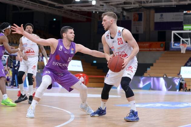 Ferdinand Zylka Giessen 46ers on the ball , Rihards Lomazs BG Goettingen L , Basketball, Bundesliga, BBL, BG Goettingen Jobstairs Giessen 46ers, 07 04 2021, BG Goettingen Giessen 46ers, Basketball, Bundesliga, GER, BBL, 07 04 2021 Goettingen Copyright: xEibner-Pressefotox-xRolandxSippelx