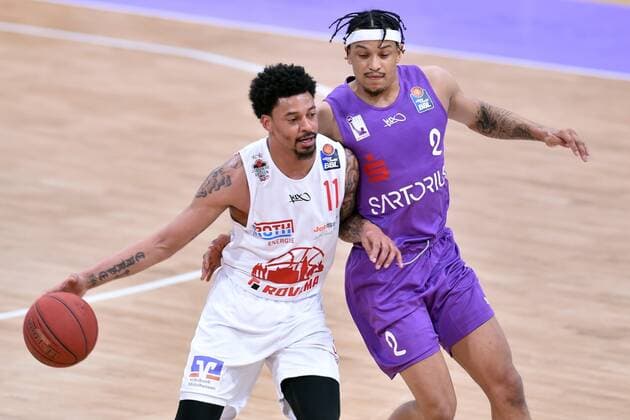 Diante Maurice Garrett Giessen 46ers on the ball and Nelson Weidemann BG Goettingen , Basketball, Bundesliga, BBL, BG Goettingen Jobstairs Giessen 46ers, 07 04 2021, BG Goettingen Giessen 46ers, Basketball, Bundesliga, GER, BBL, 07 04 2021 Goettingen Copyright: xEibner-Pressefotox-xRolandxSippelx