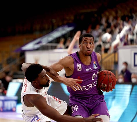GSD zje123 season 2020 21 Easy credit Basketball Bundesliga BG Göttingen JobStairs Giessem Göttingens Aubrey Dawkins on the ball against Giessens Isaac Hamilton.
