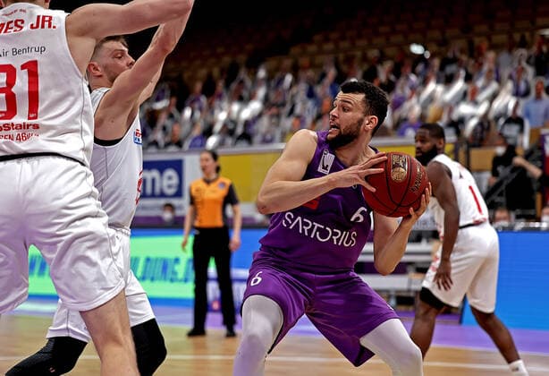 GSD zje123 season 2020 21 Easy credit Basketball Bundesliga BG Göttingen JobStairs Giessem Göttingens Luke Nelson on the ball against Giessens Ferdinand Zylka and Scottie James Jr left.