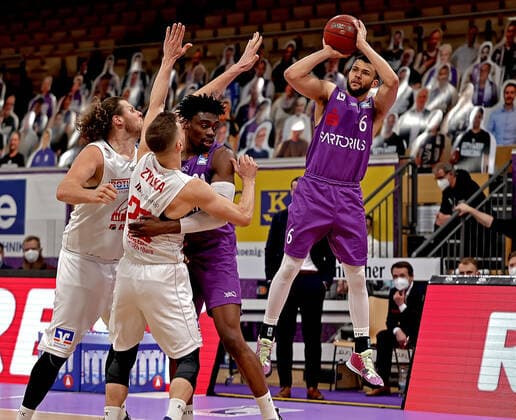 GSD zje123 season 2020 21 Easy credit Basketball Bundesliga BG Göttingen JobStairs Giessem Göttingens Luke Nelson on the ball against Giessens Ferdinand Zylka and John Bryant left.