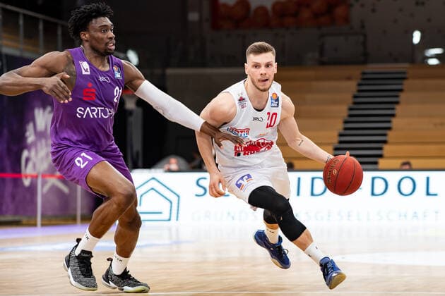 BG Göttingen Jobstairs Giessen 46ers 07 04 2021, Basketball Bundesliga easyCredit BBL, 2020 2021 season, main round, BG Göttingen Jobstairs Giessen 46ers Giessens Ferdinand Zylka r plays against Göttingens Tai Odiase Göttingen Lower Saxony Germany