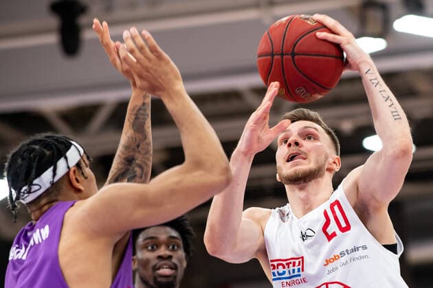 BG Göttingen Jobstairs Giessen 46ers 07 04 2021, Basketball Bundesliga easyCredit BBL, season 2020 2021, main round, BG Göttingen Jobstairs Giessen 46ers Giessens Ferdinand Zylka r plays against Göttingens Nelson Weidemann Göttingen Lower Saxony Germany