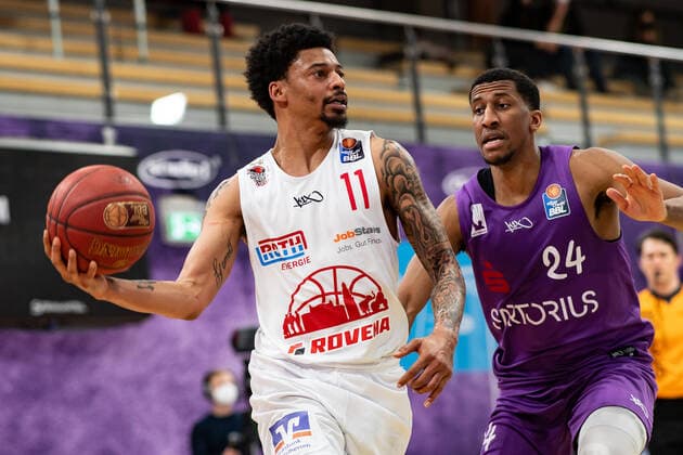 BG Göttingen Jobstairs Giessen 46ers 07 04 2021, Basketball Bundesliga easyCredit BBL, season 2020 2021, main round, BG Göttingen Jobstairs Giessen 46ers Giessens Diante Maurice Garrett l plays against Göttingens Aubrey Dawkins Göttingen Lower Saxony Germany