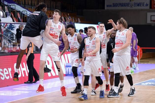 Cheers, joy at Alen Pjanic Giessen 46ers No 8 , Ferdinand Zylka M , John Bryant Giessen 46ers R , Scottie James Jr r, back , Basketball, Bundesliga, BBL, BG Goettingen Jobstairs Giessen 46ers, 07 04 2021, BG Goettingen Giessen 46ers, Basketball, Bundesliga, GER, BBL, 07 04 2021 Goettingen Copyright: xEibner-Pressefotox-xRolandxSippelx