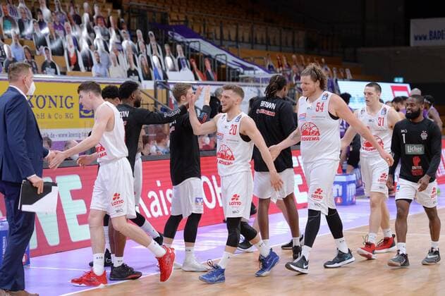 Cheers, joy at Alen Pjanic Giessen 46ers L , Ferdinand Zylka M , John Bryant, Scottie James Jr , Jonathan Stark Giessen 46ers R , Basketball, Bundesliga, BBL, BG Goettingen Jobstairs Giessen 46ers, 07 04 2021, BG Goettingen Giessen 46ers, Basketball, Bundesliga, GER, BBL, 07 04 2021 Goettingen Copyright: xEibner-Pressefotox-xRolandxSippelx