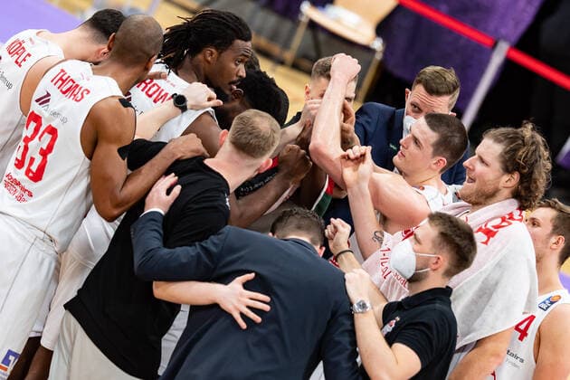 BG Göttingen Jobstairs Giessen 46ers 07 04 2021, Basketball Bundesliga easyCredit BBL, season 2020 2021, main round, BG Göttingen Jobstairs Giessen 46ers Giessen players stand together in the circle Göttingen Lower Saxony Germany