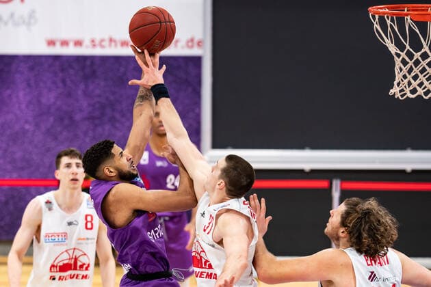 BG Göttingen Jobstairs Giessen 46ers 07 04 2021, Basketball Bundesliga easyCredit BBL, season 2020 2021, main round, BG Göttingen Jobstairs Giessen 46ers Göttingens Marvin Omuvwie l plays against Giessens John Bryant Göttingen Lower Saxony Germany