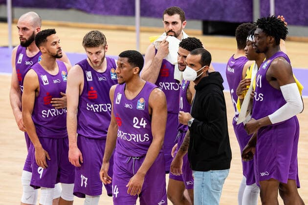 BG Göttingen Jobstairs Giessen 46ers 07 04 2021, Basketball Bundesliga easyCredit BBL, 2020 2021 season, main round, BG Göttingen Jobstairs Giessen 46ers Göttingen players stand together after the game Göttingen Lower Saxony Germany