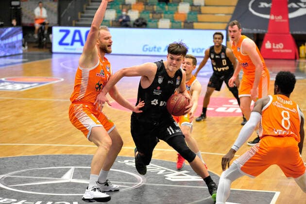 Basketball Bundesliga 29 Matchday RASTA Vechta Hamburg Towers on 07 04 2020 at the RASTA Dome in Vechta Maik Kotsar Hamburg in a duel with Robin Christen Vechta BK