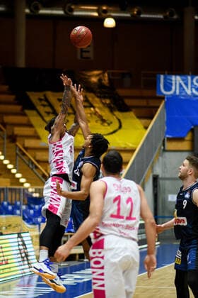 Chris Babb Telekom Baskets Bonn in a duel with Jeremy Jones HAKRO Merlins Crailsheim , GER, HAKRO Merlins Crailsheim vs Telekom Baskets Bonn, 07 04 2021, 29 Spieltag easycredit Basketball Bundesliga, Spielzeit 2020 2021 GER, HAKRO Merlins Crailsheim vs Telekom Baskets Bonn, 07 04 2021, 29 Spieltag easycredit Basketball Bundesliga, Spielzeit 2020 202 Crailsheim Copyright: xEibnerxPressefoto MichaelxMemmlerx EP_MMR