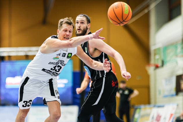 07 04 21, Men, Basketball, 2020 2021 season, 2 Bundesliga, Pro B Süd, College Wizards White Wings Hanau Rouven Roessler College Wizards 33 passes the ball Karlsruhe Institute for Sport and Sport Science IfSS Baden Württemberg Germany