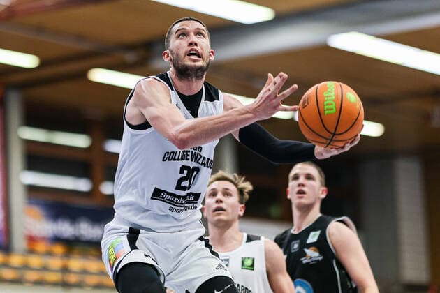 07 04 21, Mens, Basketball, 2020 2021 season, 2 Bundesliga, Pro B Süd, College Wizards White Wings Hanau Alexander Thompson College Wizards 20 on the ball, sets to throw Karlsruhe Institute for Sport and Sport Science IfSS Baden Württemberg Germany
