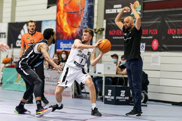 07 04 21, Men, Basketball, 2020 2021 season, 2 Bundesliga, Pro B Süd, College Wizards White Wings Hanau Sean Flood College Wizards 1 on the ball Karlsruhe Institute for Sport and Sport Science IfSS Baden Württemberg Germany