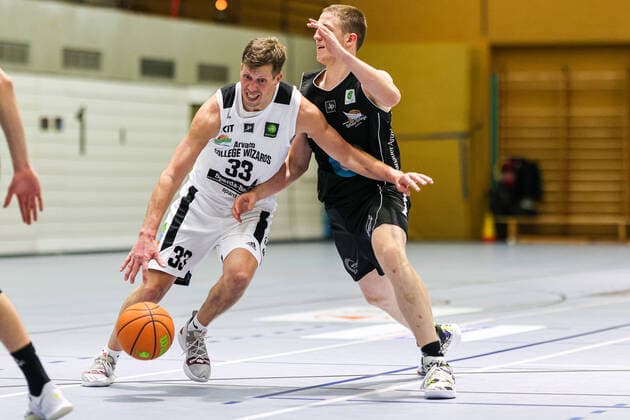 07 04 21, men, basketball, 2020 2021 season, 2 Bundesliga, Pro B Süd, College Wizards White Wings Hanau Rouven Roessler College Wizards 33 on the ball on offense Karlsruhe Institute for Sport and Sport Science IfSS Baden Württemberg Germany