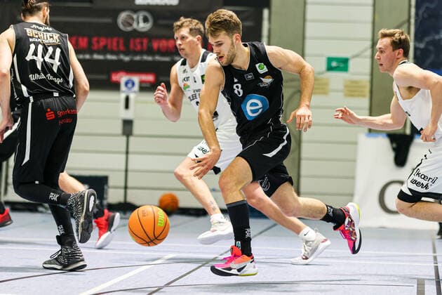 07 04 21, men, basketball, 2020 2021 season, 2 Bundesliga, Pro B Süd, College Wizards White Wings Hanau Felix Hecker Hanau 8 on the ball on offense Karlsruhe Institute for Sport and Sport Science IfSS Baden Württemberg Germany
