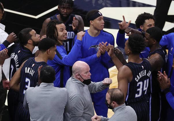 April 7, 2021, Orlando, Florida, USA: Orlando Magic head coach Steve Clifford, bottom middle, huddles with players during action against the Washington Wizards at the Amway Center in Orlando, Florida, on Wednesday, April 7, 2021. Orlando USA - ZUMAm67_ 0116482261st Copyright: xStephenxM.xDowellx