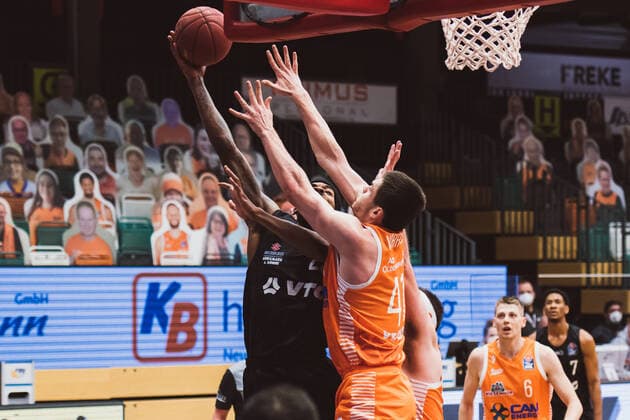 easyCredit BBL 29 Matchday RASTA Vechta vs Hamburg Towers, 07 04 2021 Terry Allen Hamburg Towers, 25 , Will Vorhees RASTA Vechta, 41 easyCredit BBL 29 Matchday RASTA Vechta vs Hamburg Towers on 07 04 2021 in Vechta RASTA Dome , Germany, Copyright: xBEAUTIFULxSPORTS Neddermannx