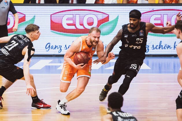 easyCredit BBL 29 Matchday RASTA Vechta vs Hamburg Towers, 07 04 2021 Justus Hollatz Hamburg Towers, 21 , Robin Manuel Christen RASTA Vechta, 33 , Terry Allen Hamburg Towers, 25 easyCredit BBL 29 Matchday RASTA Vechta vs Hamburg Towers on 07 04 2021 in Vechta RASTA Dome , Germany, Copyright: xBEAUTIFULxSPORTS Neddermannx