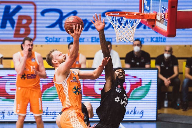 easyCredit BBL 29 Matchday RASTA Vechta vs Hamburg Towers, 07 04 2021 Robin Manuel Christen RASTA Vechta, 33 , Terry Allen Hamburg Towers, 25 easyCredit BBL 29 Matchday RASTA Vechta vs Hamburg Towers on 07 04 2021 in Vechta RASTA Dome , Germany, Copyright: xBEAUTIFULxSPORTS Neddermannx