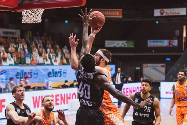 easyCredit BBL 29 Matchday RASTA Vechta vs Hamburg Towers, 07 04 2021 Zac Cuthbertson Hamburg Towers, 40 , Jesse Johannes Hunt RASTA Vechta, 34 easyCredit BBL 29 Matchday RASTA Vechta vs Hamburg Towers on 07 04 2021 in Vechta RASTA Dome , Germany, Copyright: xBEAUTIFULxSPORTS Neddermannx