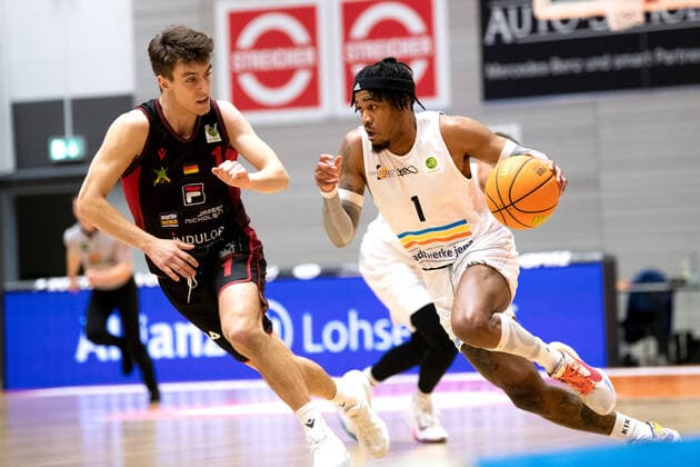 BARMER 2 Basketball Bundesliga ProA 28 match day season 2020 2021 on 8 4 2021 Science City Jena vs Artland Dragons v re on the ball Kasey Jamal Hill Jena vs Zachary Ensminger Artland Sparkassen Arena Jena.