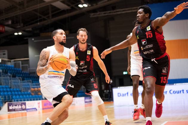 BARMER 2 Basketball Bundesliga ProA 28 matchday season 2020 2021 on 8 4 2021 Science City Jena vs Artland Dragons v li Marcus Tyus Jena on the ball against Quadir Hassan Welton Artland Sparkassen Arena Jena