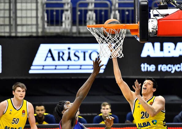 08 04 2021, xlakx, Basketball EuroLeague, Alba Berlin Red Star Belgrade emspor, v l Ben Lammers Alba Berlin, No 50 ,Landry Nnoko Red Star Belgrade, No 35 ,Simone Fontecchio Alba Berlin, No 20 Berlin